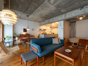 【福岡市中央区｜マンションリノベーション事例】 無垢材とコンクリートで作る、こだわりのインテリアが活きる住まい